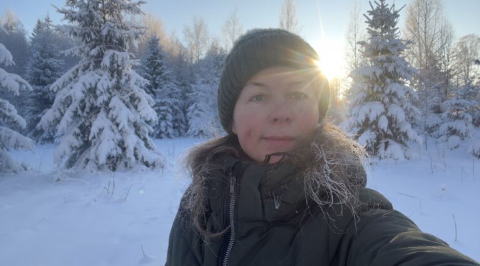 Eleri Lopp päikeselises lumises metsas.