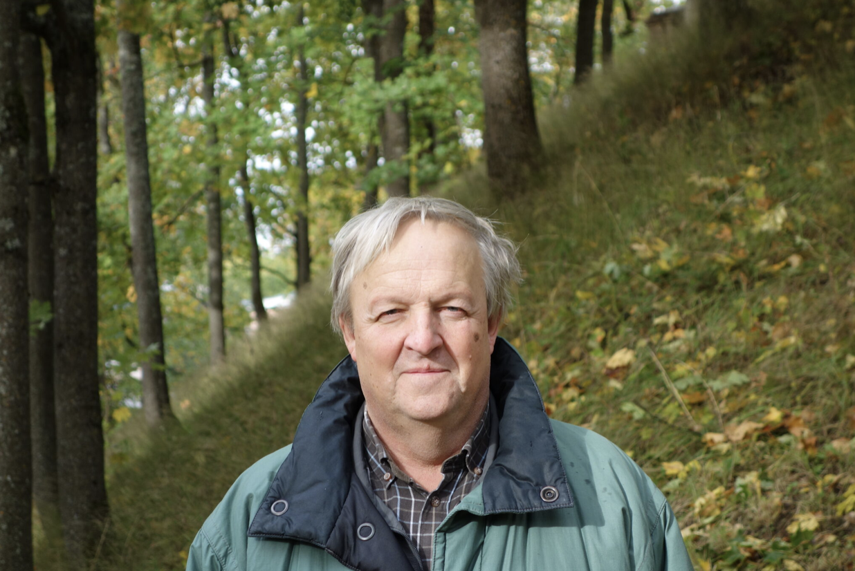 Harri Valdmann sügiseses lehtmetsas.