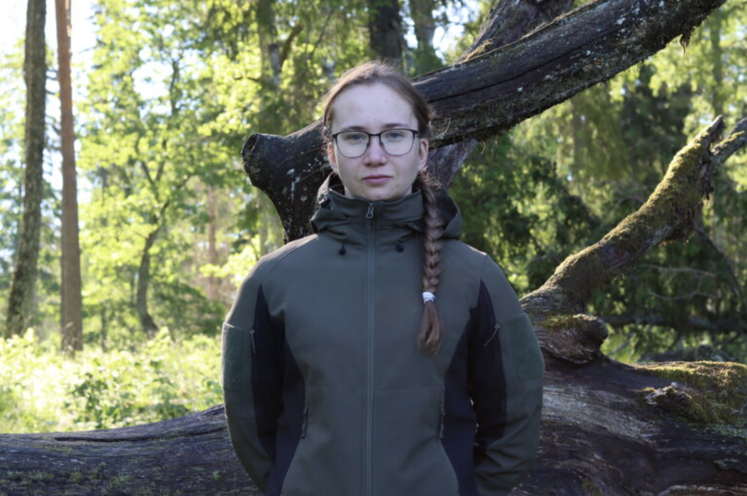 Kirke Raidmets seisab suvises metsas langenud puu ees.